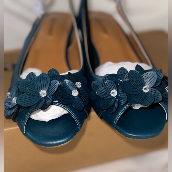 Flat heel shoes with flower detail - Picture 8 of 8